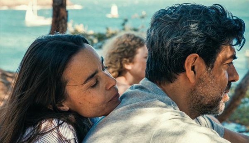 Marion (Élodie Bouchez) rides pillion with Paulo (Pierfrancesco Favino) in the film Enzo.