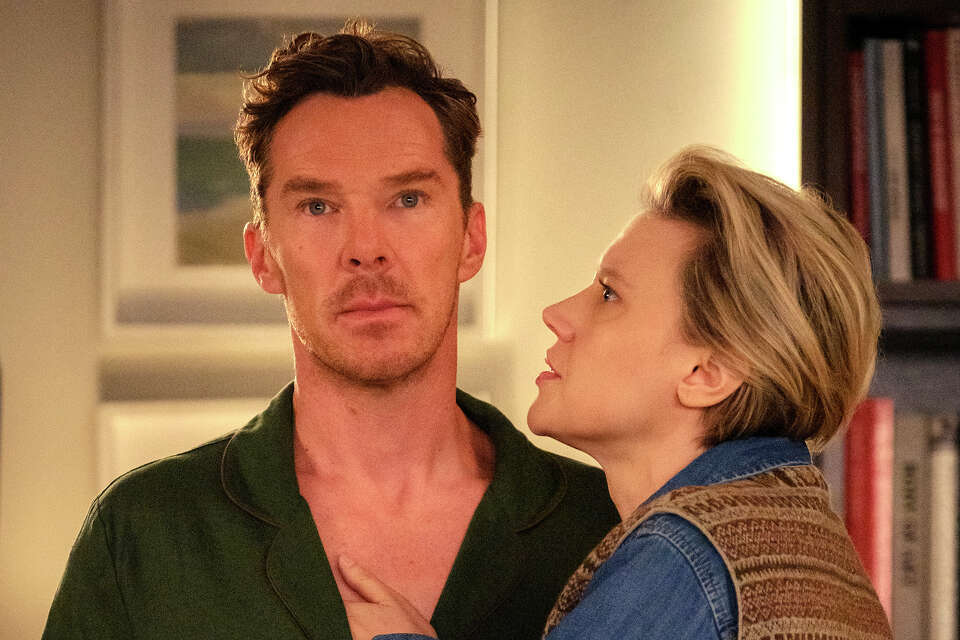 Amy (Kate McKinnon) trying to seduce Theo (Benedict Cumberbatch) in The Roses.