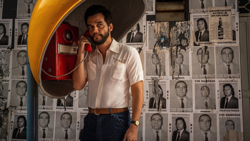 Marcelo (Wagner Moura) talking on the phone in The Secret Agent