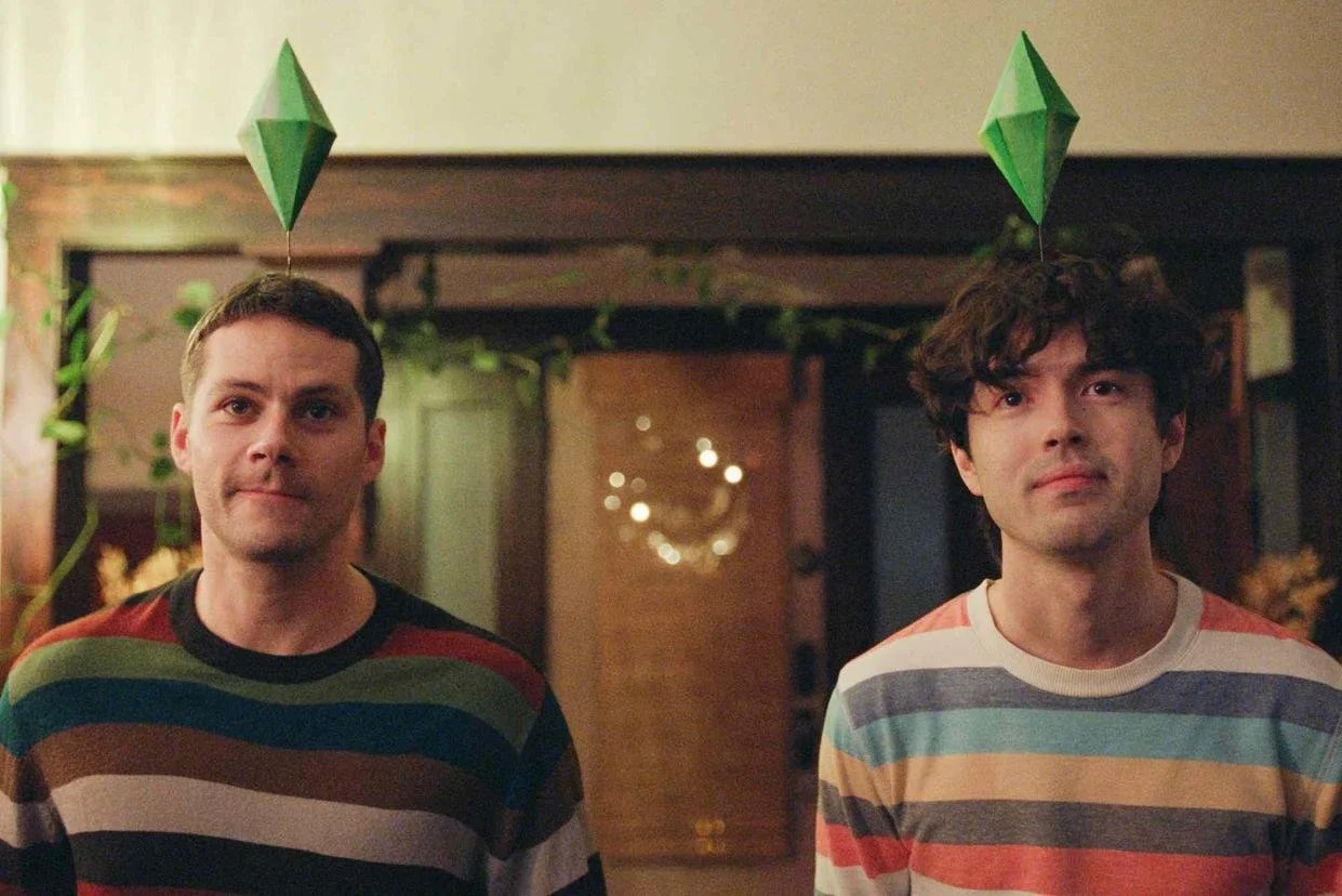 Roman (Dylan O'Brien) and Dennis (James Sweeney) pretending to be SIMS characters in Twinless.