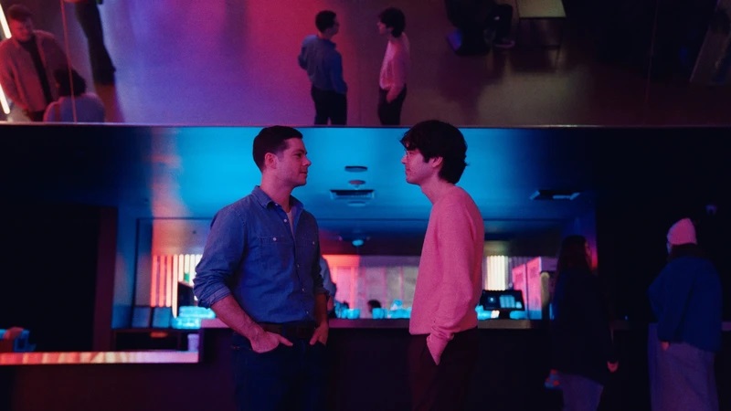 Roman (Dylan O'Brien) and Dennis (James Sweeney) in Twinless.