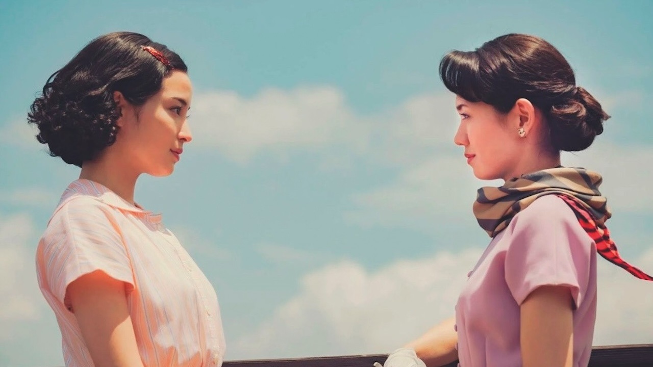 Etsuko (Suzu Hirose) and her friend Sachiko (Fumi Nikaidô) stare at each other in A Pale View of Hills