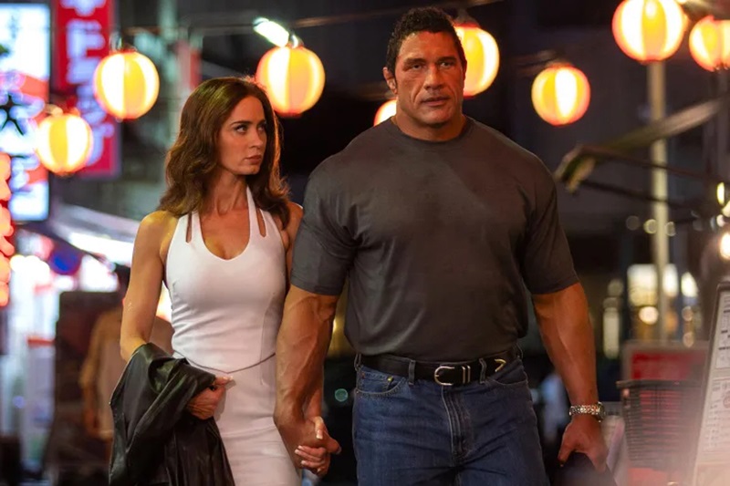Dawn (Emily Blunt) and Mark (Dwayne Johnson) visit a funfair in The Smashing Machine.