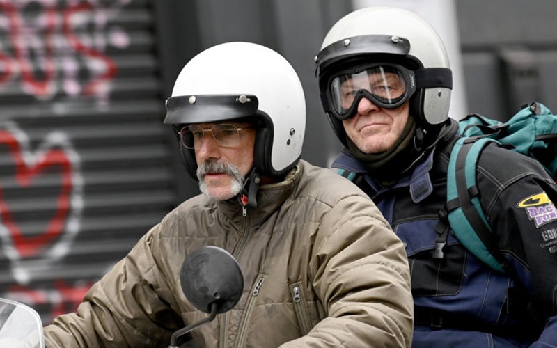 Brothers Ray (Daniel Day-Lewis) and Jeb (Sean Bean) riding together on a motorbike in the film Anemone.
