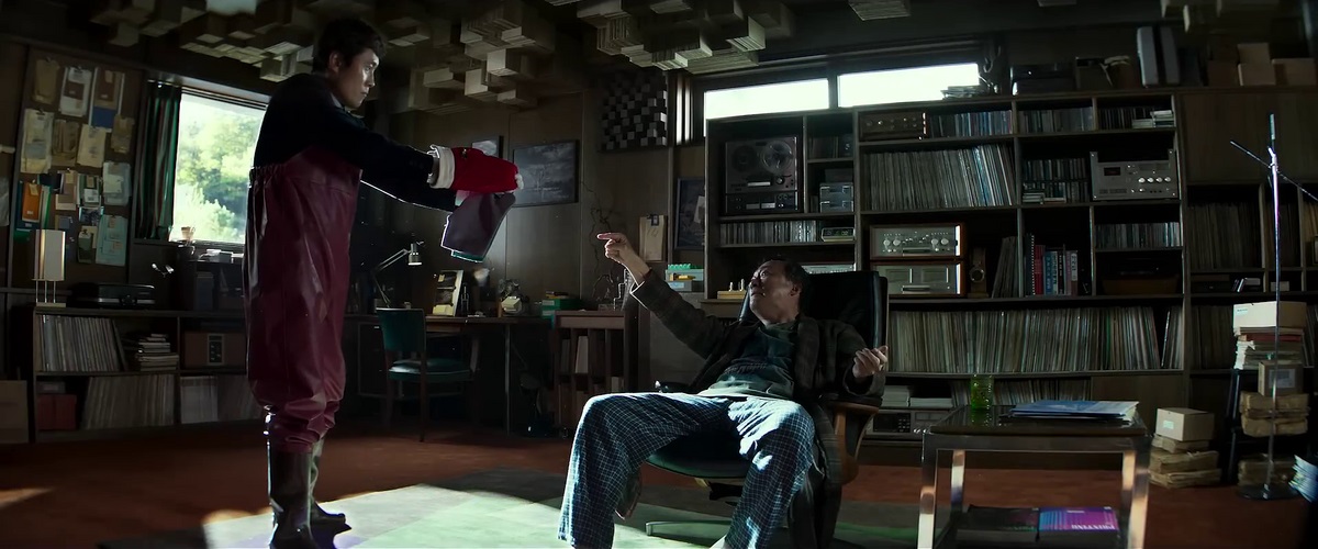 Man-soo (Lee Byung-hun) threatening his rival Gu Bummo (Lee Sung-min) in No Other Choice.