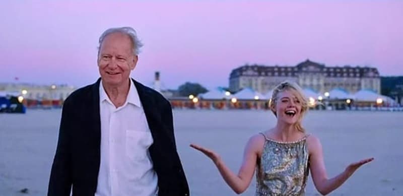 Gustav (Stellan Skarsgård) and Rachel Kemp (Elle Fanning) on the beach in the film Sentimental Value