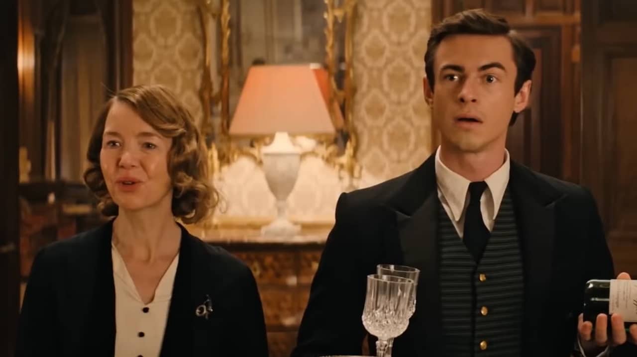 Mrs. McAllister (Anna Maxwell Martin) and Eric (Ben Radcliffe) serving drinks in Fackham Hall