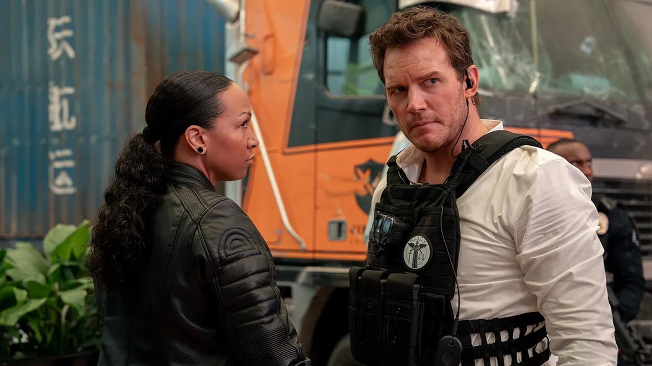 Chris Raven (Chris Pratt) talking with  officer JAQ Dialo (Kali Reis) in Mercy.