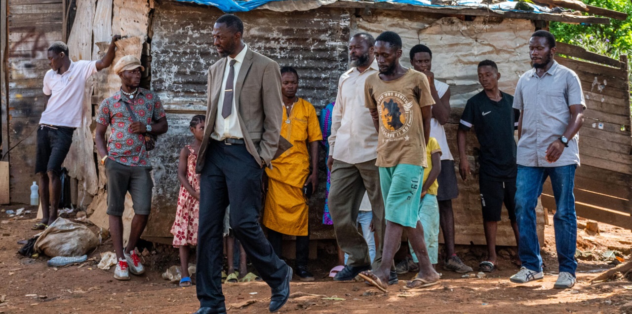 Commissioner Billong (Thomas Ngijol) parading suspect Putin (Olivier Fomedjo) through the village in Untamable (Indomptables). 